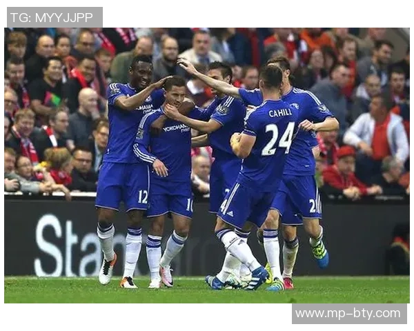 阿迪达斯蓝色足球服展现运动激情与时尚风潮的完美结合